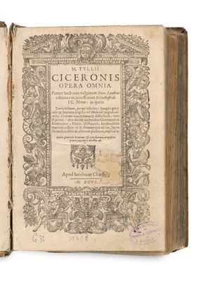un vieux livre dont la couverture représente un cheval