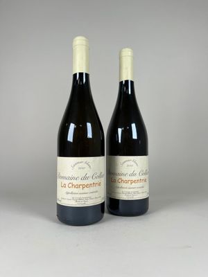 deux bouteilles de vin posées l'une à côté de l'autre sur une table