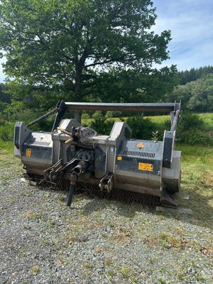 La voiture est garée sur le bord de la route, près d'un arbre.