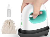 une main tenant une bouteille et un sac