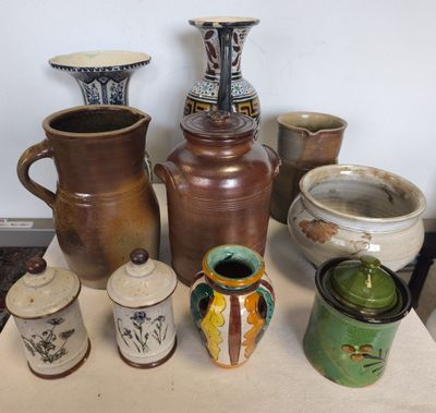 de nombreux types de vases différents posés sur une table