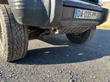 un camion garé sur le côté de la route