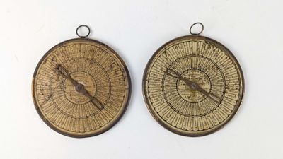 paire de cadrans solaires anciens en osier suspendus à des crochets