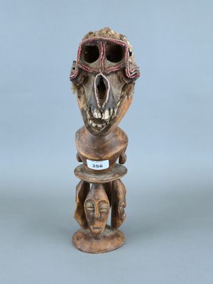 une image représentant une sculpture en bois représentant un crâne portant des lunettes de protection sur la tête