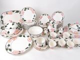 une photo d'un ensemble de plats et de tasses roses et blancs