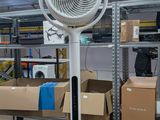 un ventilateur posé sur une table dans une pièce