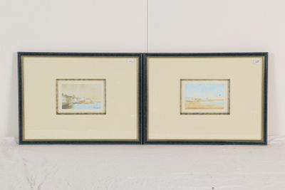 deux tableaux encadrés accrochés au mur au-dessus d'un lit