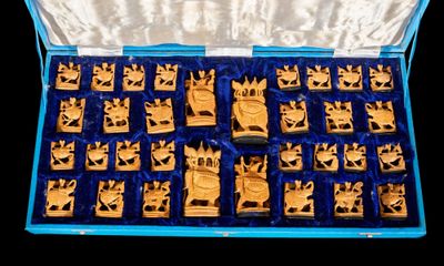 une boîte contenant des pièces d'échecs rangées dans un étui bleu