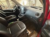 l'intérieur d'une voiture rouge avec des sièges noirs et un volant