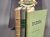 deux livres posés l'un sur l'autre devant une bibliothèque