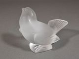 un oiseau en verre posé sur une table