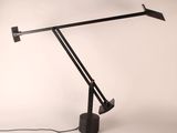 une image représentant une lampe de bureau noire sur fond blanc