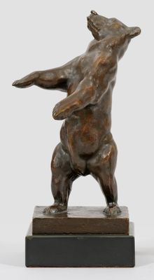 statue d'un ours debout sur ses pattes arrière, posée sur un socle en bois