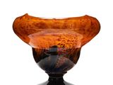 un vase en verre posé sur une table