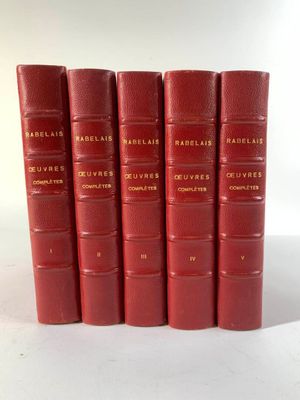 six livres rouges sont alignés sur une surface blanche