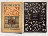 deux livres posés l'un à côté de l'autre sur une table blanche