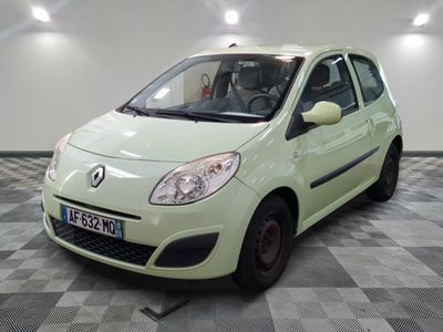 une photo d'une petite voiture verte garée dans un garage