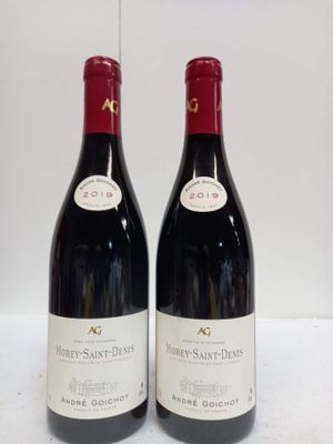 deux bouteilles de vin rouge posées l'une à côté de l'autre sur une table