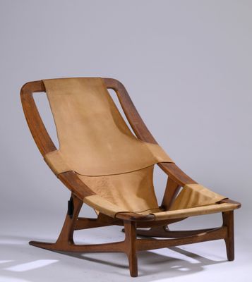 une photo d'un fauteuil à bascule en bois avec une assise en cuir beige
