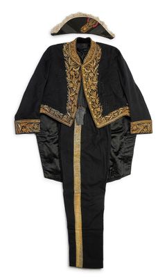 une image d'un manteau noir avec des bordures dorées et un chapeau