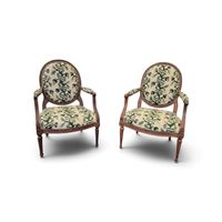 Réunion de deux fauteuils en bois mouluré et sculpté. (photo 2)