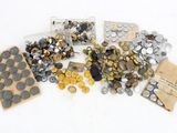 tout un tas de boutons de toutes sortes dans une boîte