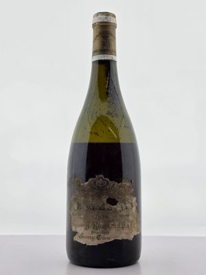 une bouteille de vin posée sur une table