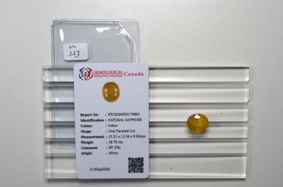 une image représentant un saphir jaune posé sur une surface blanche