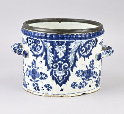 un vase bleu et blanc muni d'anses sur fond blanc