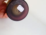 une personne tenant une bougie à la main, assise à une table