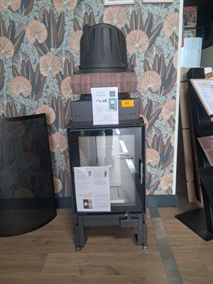 une pile de cartons posée sur un poêle