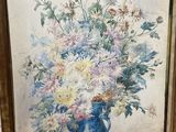 une image d'un tableau de fleurs dans un vase bleu