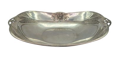 un plat ancien en argent orné d'un motif floral