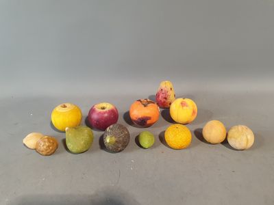 tout un tas de fruits différents qui sont posés sur la table
