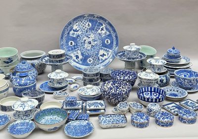 Des assiettes et des bols bleus et blancs sont disposés sur une table
