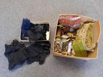 une boîte contenant un truc noir à côté d'une boîte contenant un truc noir