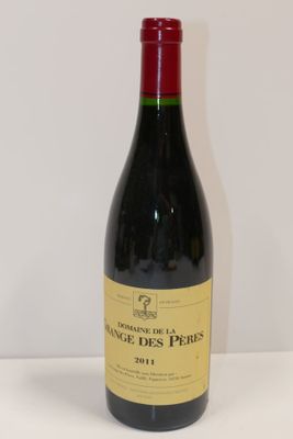 une bouteille de vin posée sur une table