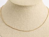 un collier à chaîne en or sur un mannequin mannequin mannequin mannequin mannequin mannequin mannequin mannequin mannequin mannequin