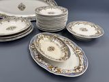 beaucoup d'assiettes et de bols sur la table