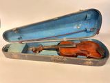 un violon dans un étui posé sur une table