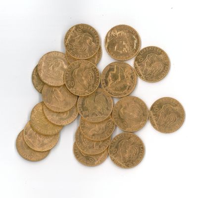 une pile de pièces d'or posée sur une surface blanche