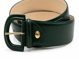 La ceinture est verte et est munie d'une boucle dorée.