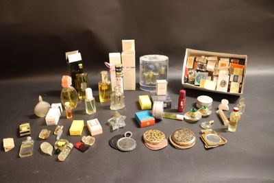 de nombreux types de parfums et de flacons différents sur la table
