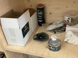 une étagère en bois sur laquelle sont posés de nombreux objets