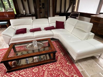 un salon avec un canapé et une table basse
