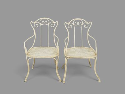 une paire de chaises blanches en fer forgé, avec accoudoirs et pieds