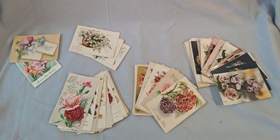 beaucoup de cartes qui sont posées sur un lit