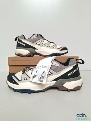Les chaussures New Balance sont dans le carton et prêtes à être expédiées.