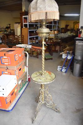 une table sur laquelle est posée une lampe, au milieu d'une pièce