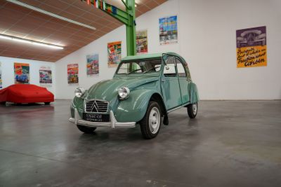 une voiture verte garée dans un garage